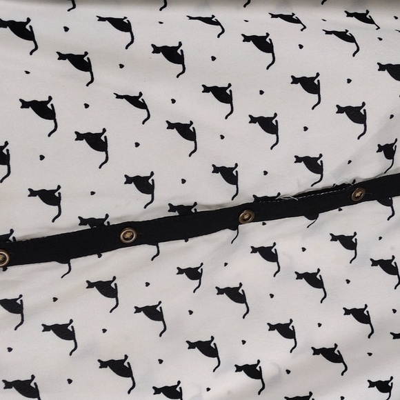 Love Me I'm Gorgeous White Black Cat Print Collared Sleeveless Button Down Top - Picture 4 of 13